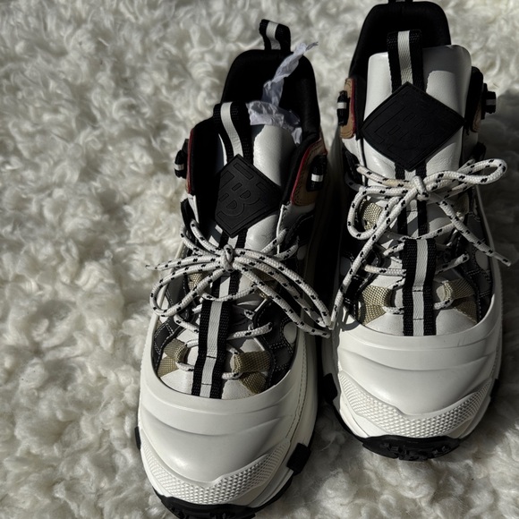 Burberry White and Black unisex Sneakers - Picture 1 of 10